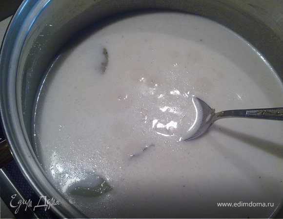 Влить кокосовое молоко и добавить лавровый лист,перемешать.