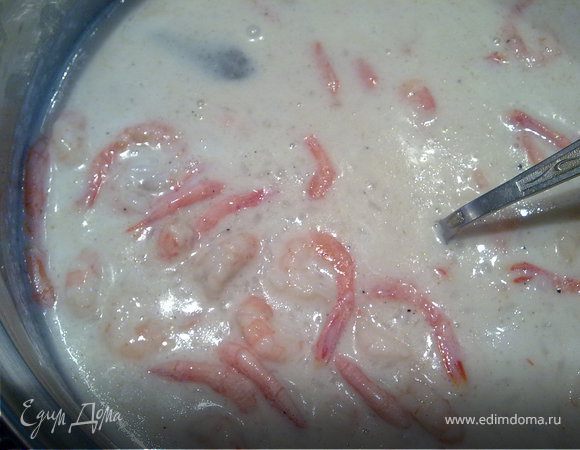 На небольшом огне довести до кипения,положить криветки,закрыть крышкой.Варить до готовности риса,примерно 20 минут.