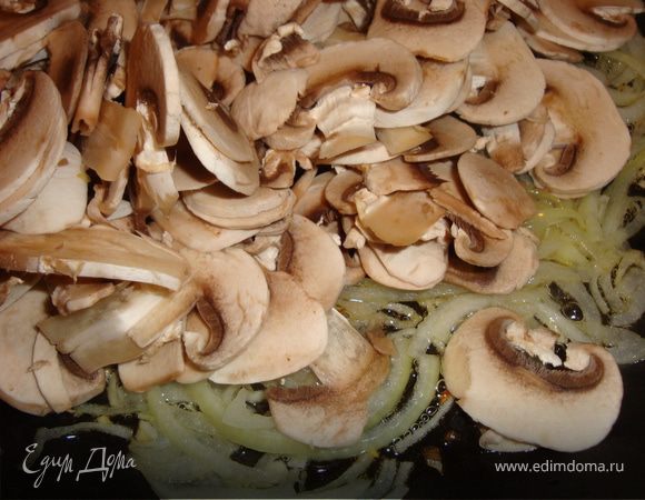 К белому луку добавить грибы...