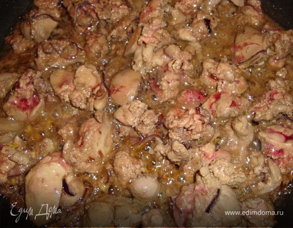 Немного обжарить печенку с луком и чесноком,.. добавить тимьян, посолить, влить винный уксус и потушить еще ненемного (можно поперчить).