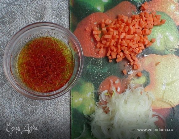 За минут 10 до начала приготовления замочить щепотку шафрана в небольшом количестве кипятка. Овощи и мясо нарезаем мелкими кубиками. В раскалённом казане растапливаем немного бараньего жира.