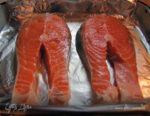 Вымытую рыбу слегка обсушиваем, викладываем на противень на фольгу, смазанную оливковым маслом.