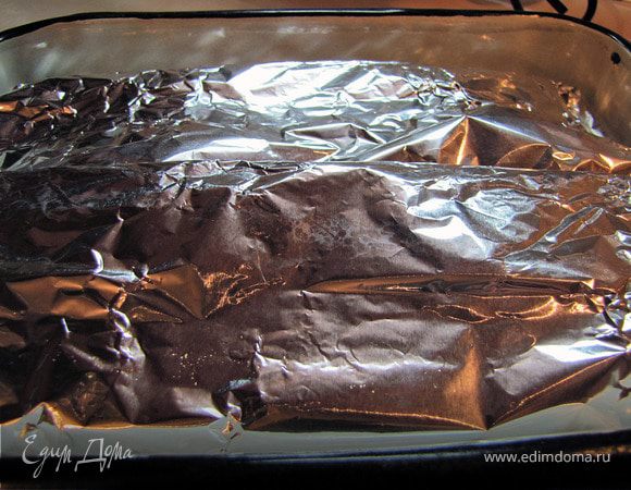 Фольгу сворачиваем и ставим рыбку в духовку. Готовим 10 минут в закрытом состоянии.