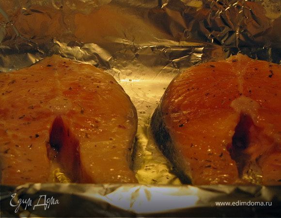 Фольгу разворачиваем и готовим рыбку еще 10 минут + 4 минуты при режиме "гриль+конвекция", если у Вас плитой не предусматрено - то просто 10-15 минут.