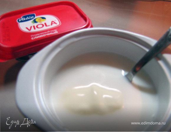 Нагреваем молоко до состояния "почти гарячее", добавляем в молоко сыр, перемешиваем до полного растворения сыра.