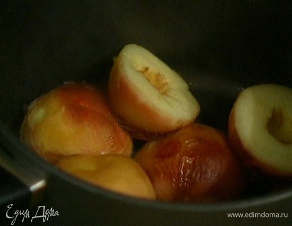 Смешать 4 столовых ложки воды, 3 столовых ложки сахара и ванильный экстракт, добавить к персикам. Тушить персики на небольшом огне, пока они не станут мягкими.