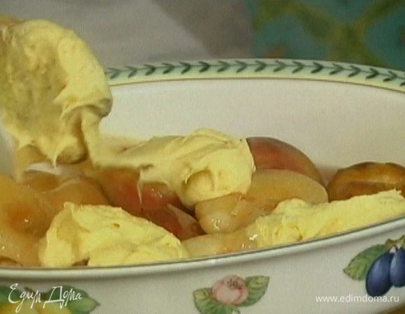 Форму для выпечки смазать оставшимся маслом, уложить в нее персики, сверху выложить тесто и выпекать пудинг в разогретой духовке 25−30 минут.