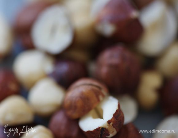 Фундук измельчить в блендере.