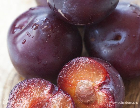 Сливы крупно нарезать, удалив из них косточки.