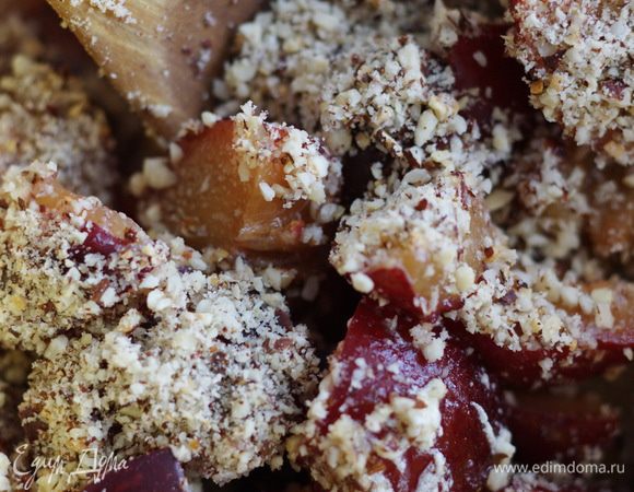 Добавить нарезанные сливы, измельченный фундук, муку, разрыхлитель, все вымесить.