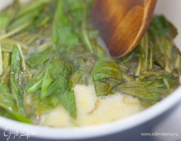 Разогреть в сковороде сливочное масло, слегка потушить щавель и добавить его в бульон. Если нужно, посолить и поперчить.