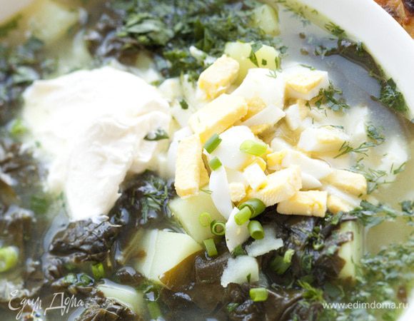Яйца сварить вкрутую, тоже мелко порубить, разложить в тарелки и залить горячим супом. Подавать со сметаной.