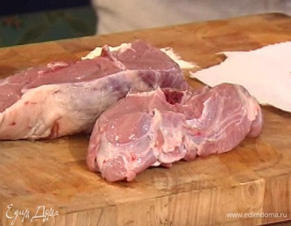 Муку соединить с солью и перцем, обвалять в этой смеси мясо.