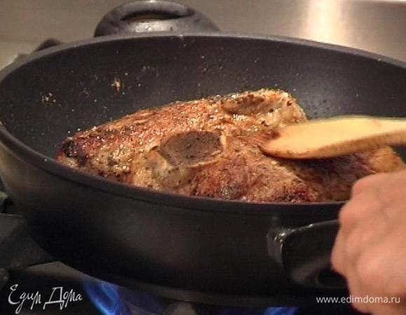 Разогреть в сковороде оливковое масло и 2 ст. ложки сливочного масла, обжарить мясо с обеих сторон до золотистого цвета, затем переложить в жаропрочную посуду с крышкой.