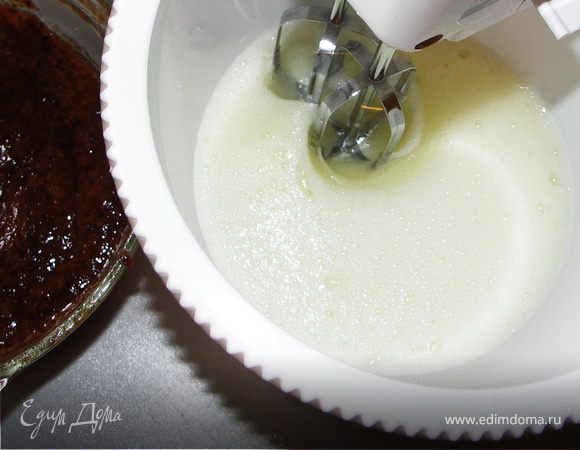 Белки взбивать на маленьких оборотах.