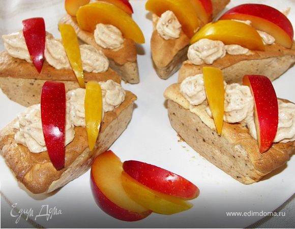 Готовому десерту даём остыть.Украшаем сливочно-сливовым кремом и сливами.P.S.:Когда-то увидела этот рецепт в журнале и долго пыталась представить как это на вкус..а потом решилась и приготовила:0)Внесла небольшие изменения и уточнения.