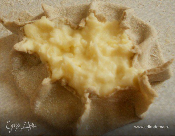 В итоге должна получится такая "лодочка", в которой часть начинки покрыта тестом. Правда, немного корявыая, но это дело практики! 