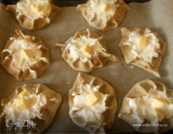 Из этого количества ингредиентов у меня вышло 8 калиток + немного лишнего теста, так что либо увеличивайте количество картофеля, либо уменьшайте объем теста. Смажьте калитки сметаной (выбирайте не кислую!), положите по кусочку масла. И - в предварительно разогретую до 180+- духовку, минут на 20-30. В готовые калитки положить еще по кусочку масла, накрыть полотенцем и оставить минут на 30. И можно подавать - теплые, хрустящие, с кисловато-пресным тестом и солоноватой начинкой, обильно смазанные сметаной и маслом....это очень вкусно! Рекомендуется с горячим чаем или молоком:) П.С. Наверное все-таки начинки можно чуть меньше, т.к. калитки должны быть более плоскими, впрочем, кто сказал, что плоские - это модно?!:)))