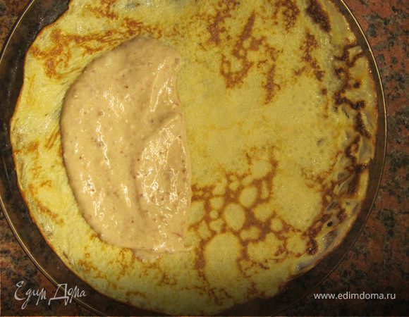 Выпечь тонкие блины.
приготовить начинку. Для этого все ингредиенты смешать при помощи блендера.  
На край блинчика выложить начинку и свернуть конвертиком. 