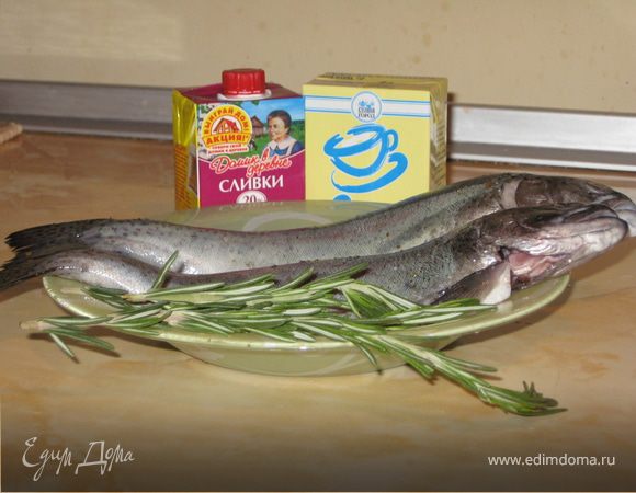 Рыбку выпотрошить, натереть солью 