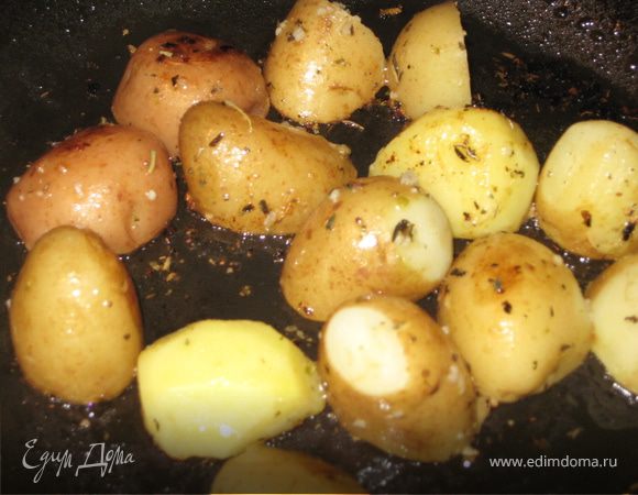 Пока наша рыбка запекается, готовим салатик, начнем с картофеля: отварим его и обжарим в смеси оливкового масла с чесночком и розмарином