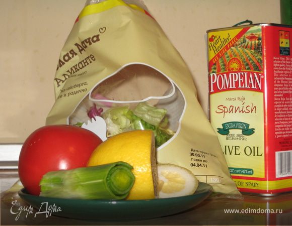 соберем наш салатик: смесь салатов, томаты, лимонный сок, лук порей