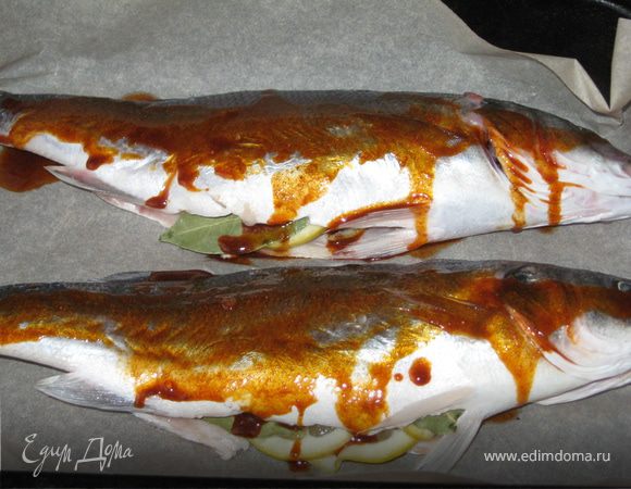 В форму на бумагу для выпечки выложим нашу рыбку, польем смесью масла и паприки и отправим в духовку на 20 - 25 минут.