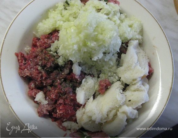 Разогреть духовку до 190-200 градусов. В фарш добавить намоченный в воде и хорошо отжатый хлеб, измельченный лук, соль, перец,сушеный базилик, добавить воды, перемешать и хорошо отбить о доску, смоченную водой (чтобы не разваливались).