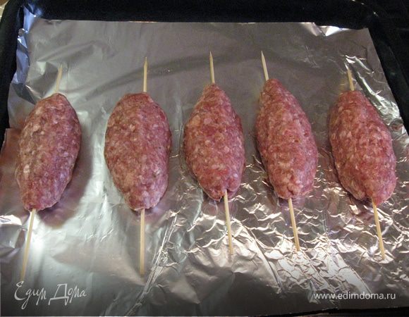 Сформовать из массы продолговатые котлетки и нанизать их на деревянные шпажки для барбекю.