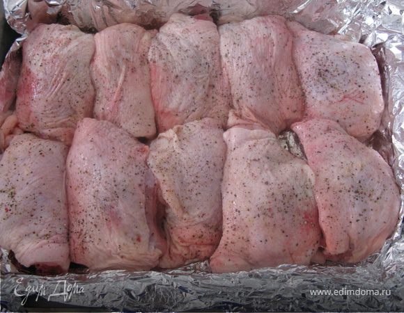 Моем курицу, выкладываем на фольгу. Солим, перчим и приправляем по вашему желанию теми травками, которые вы для себе выбрали. 