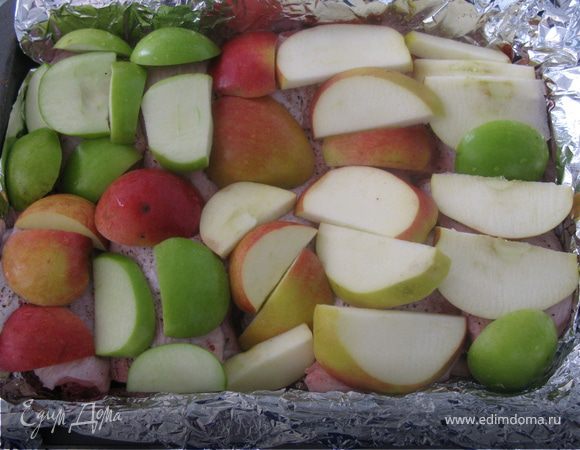 Произвольно нарезаем яблоки и раскладываем сверху птички. Отправляем в разогретую  до 180 градусов в духовку, приблизительно на 1 час. Можно сверху закрыть фольгой, чтоб яблоки не пригорели.Но минут за 20 до конца, откройте, чтобы яблочки подрумянились. Вот собственно и все. У вас еще останется куча времени привести себя в порядок к приходу гостей). Приятного аппетита!!!!