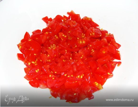 Томаты черри порезать мелкими кубиками. Несколько долек оставить для декорации. 