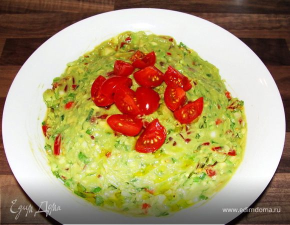 Порезать мелко кинзу, зеленый лук и перчик чили. Смешать все ингредиенты, заправить оливковым маслом, поперчить и посолить. Выложить в блюдо и украсить помидорками черри.