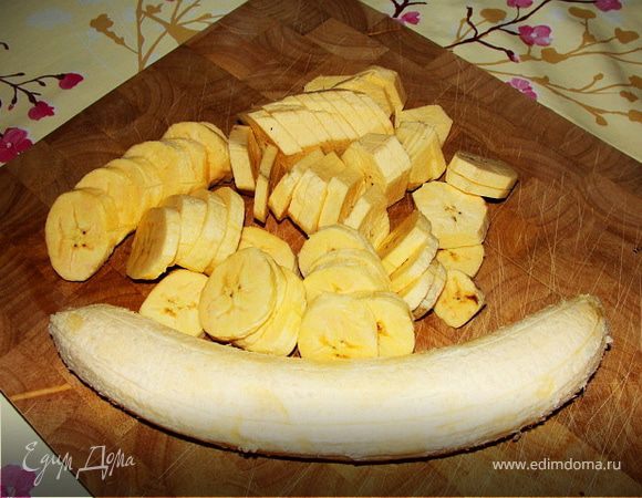 Бананы очищаем от кожуры, нарезаем тонкими кружками. Обжариваем в сковороде примерно 10 минут, на рапсовом или любом нейтральном масле до золотистого цвета. 
