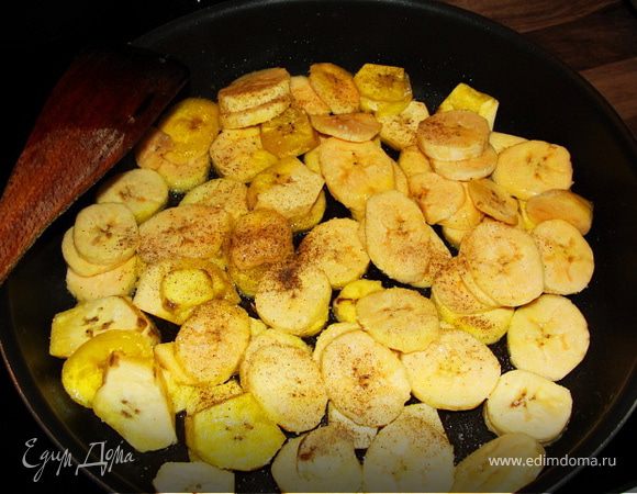 Солим, перчим наши бананы по-вкусу и выкладываем в блюдо. 