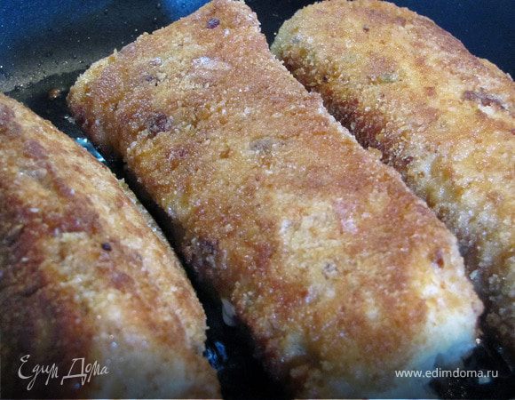 Что бы котлета прожарилась, жарить лучше на умеренном огне.