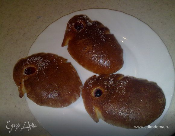 Делаем шарики, приплюснем слегка. Делаем 5 разрезов, посередине кладем ягодку. Выпекаем. Когда булочки будут готовы, смазать их сиропом и посыпать сахарной пудрой. Приятного чаепития!