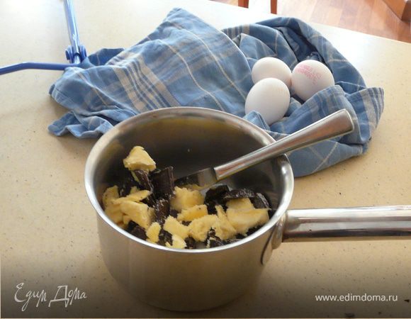 Растопить шоколад с маслом, солью и ванилью. Вмешать муку, разрыхлитель, потом яйца. 