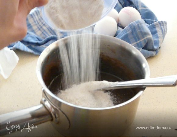 Смазать маслом бумагу для выпечки, выложить форму и вылить тесто. Смешать арахисовое масло и остальные ингредиенты(растопить). Ложкой неравномерно выложить сверху на тесто арахисовую массу, вилкой сделать завитки.