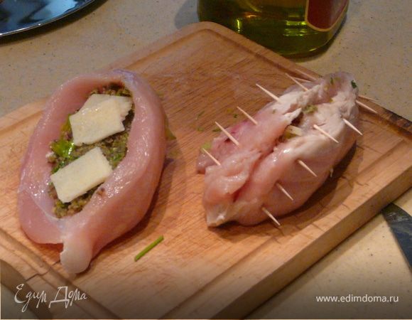 Для песто- в блендере смолоть все ингредиенты. Разрезав каждую грудку не до конца, вложить в нее песто, немного пармезана сверху