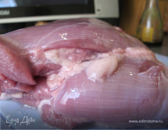 Бедро промыть, просушить, сделать не глубокие надрезы по всей поверхности.