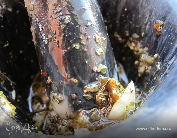 В ступке растолочь перец, но не в пыль, а так, чтобы чувствовался "на зубок". Добавить чеснок, растереть, добавить мяту, соевый соус, соль, аджику,масло. Перемешать.