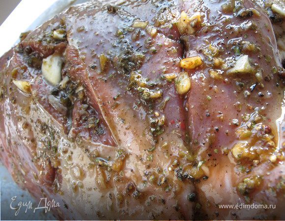 Натереть индейку маринадом, тщательно пройдя все надрезики. Оставить мариноваться на 40 минут.