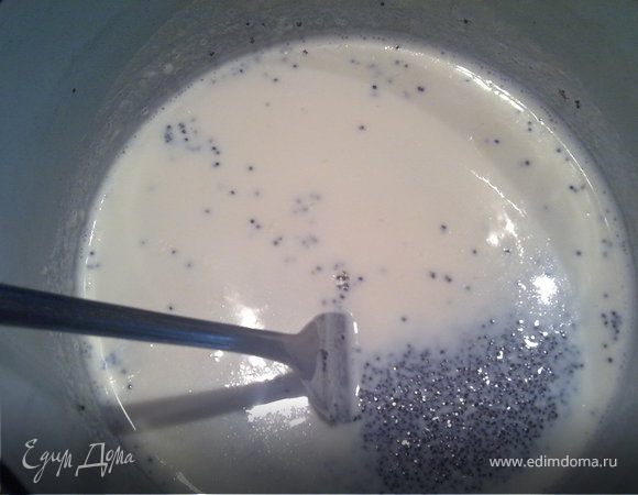 Мак(лучше промыть) всыпать в тёплое молоко и оставить минут на 15-20.