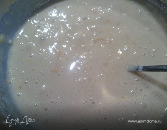 Размягчённое масло соединить с сахаром,взбитыми яйцами и апельсиновой цедрой.Хорошо перемешать.