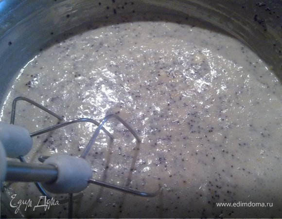 Добавить муку и разрыхлитель.Взбивать на маленькой скорости миксером 1 минуту.