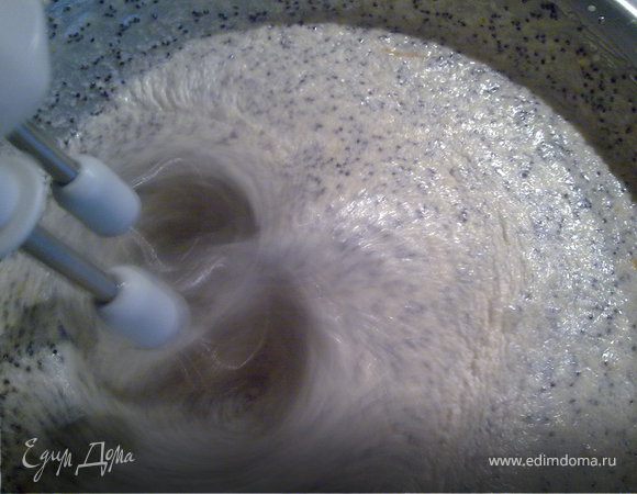 Влить молоко с маком.Взбивать на средней скорости ещё 3 минуты.