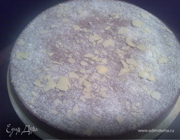 Достать из духовки.Дать остыть в формк минут 5.Затем выложить на блюдо.
Я украсила сахарной пудрой и мендальными лепестками =)
ПРИЯТНОГО АППЕТИТА *)