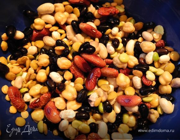 Бобовые - можно взять любые (у меня была смесь) замочить в холодной воде на 2 часа (можно на ночь).
Затем промыть.
 