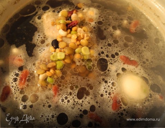 Сварить бульон из свинины. Добавить в него бобовые.
Или залить бобовые холодной водой.
Дальше варим бобовые до мягкости на медленном огне.